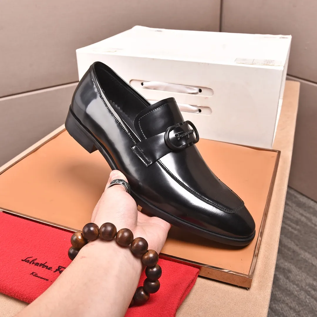 Men's shoes 💰540📛📛 (water-dyed cow lining) Salvatore Ferragamo high-end (Salvatore Ferragamo) is the world's top luxury footwear brand, coming from the fashion kingdom of Italy. It is famous all over the world for its traditional handmade design and novel styles... 🚶🏻🚶🏻New suit shoes are available simultaneously at the counter. This model is made of pure handmade imported Italian calfskin ➕soft water-dyed cowhide lining Original authentic outsole🌀🌀Size: 38➖44.